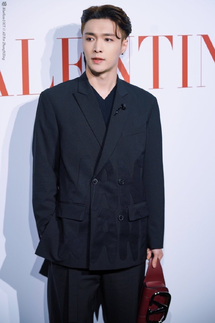 张艺兴在12年前用电脑和韩庚合影，他们之间的关系怎么样？