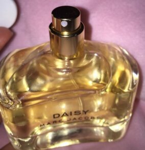 想请大神帮看看这瓶莫杰小雏菊的真假 毕竟香水要喷身上 图个安心 谢啦(≧▽≦)