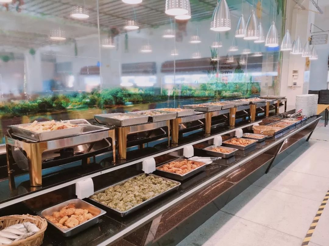 广西一学校六菜一汤自助餐只需5.5元,你觉得这个价格怎么样?