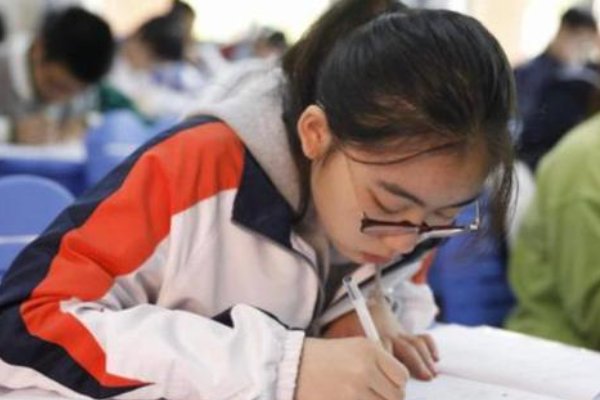 陕西西安一初三男孩被批评后腿疼不能走路,导致其不能走路的原因是什么?