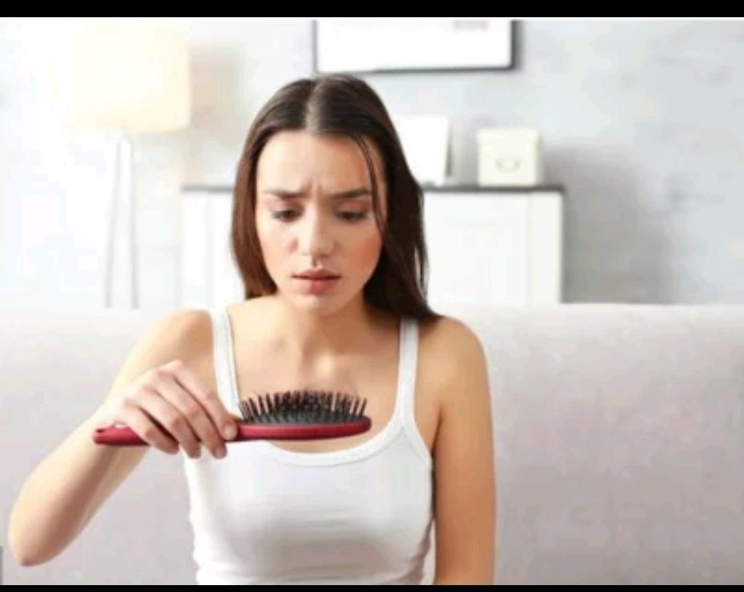 天津河津一大学女浴室满地秀发,为何连大学生患上了脱发?