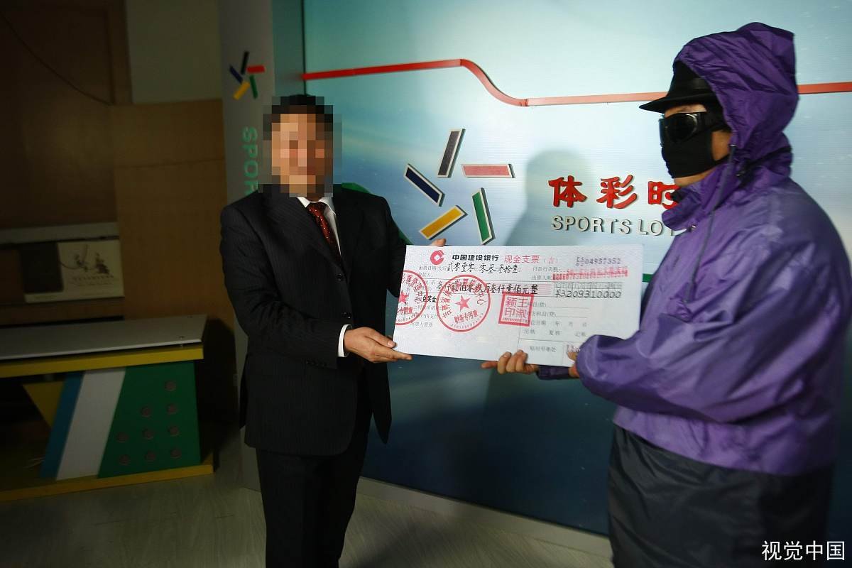 河南男子去年中千万没花完今年又中千万，他在领奖的时候是什么样的？