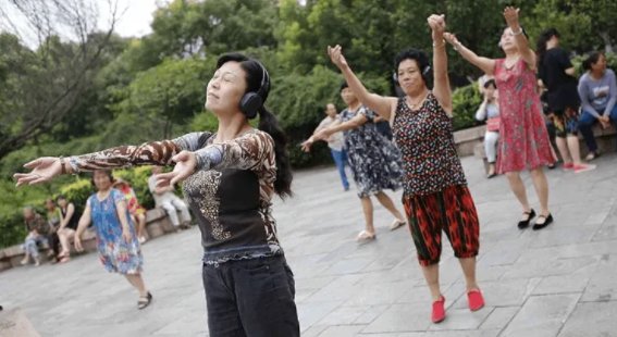 大妈河边跳舞过于陶醉，不小心转晕掉进河里，是谁将其救下的？