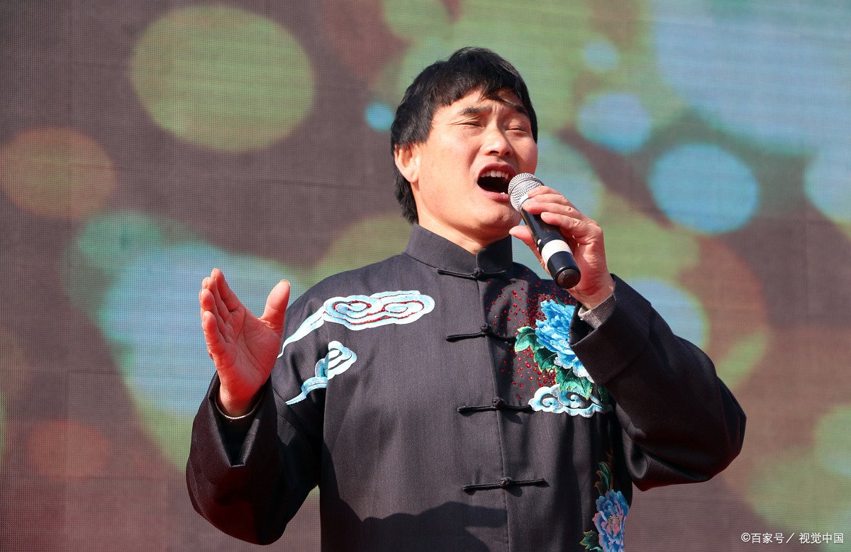 朱之文被村民“吸血”十年，家门被踢开成日常，这样处境的他为何不搬家？