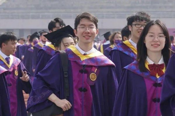 学士的披肩有不同的颜色代表