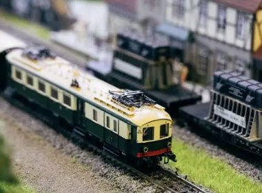 大秦线火车脱线前司机跳车，受轻伤，救援工作进行的如何？