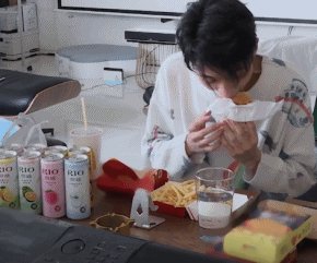 解说秦霄贤的家世真实家庭背景揭秘 秦霄贤爸妈离婚是单亲家庭么