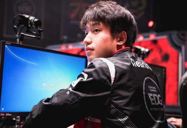 EDG夺冠后,男寝就像过年一样热闹,男生们为什么这么激动?