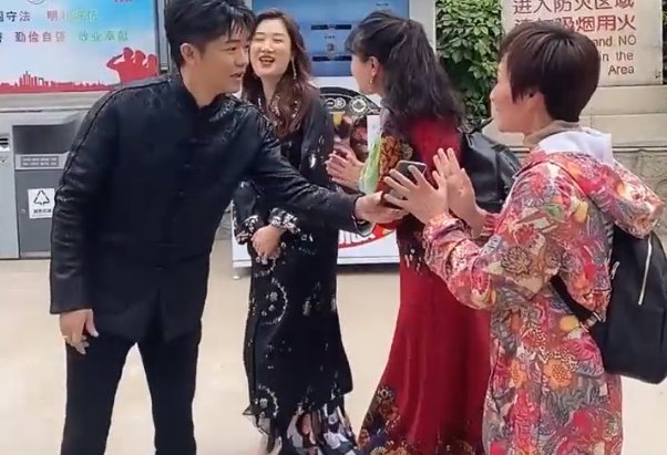 凤凰传奇曾毅又没有被认出来，曾毅对此有没有回应什么？