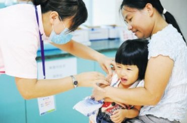 对于海南某镇村民不打疫苗将被拉入黑榜名单这件事，官方是如何回应的？