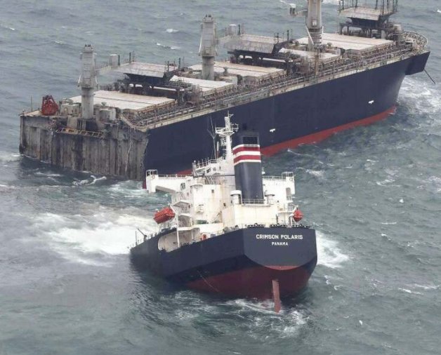 200米长巴拿马籍货船在日本近海触礁，船身当场断成两半，现场情况如何？
