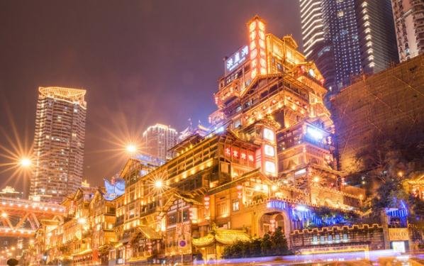 重庆洪崖洞一眼望去全是人,为什么还能成为网红景点?