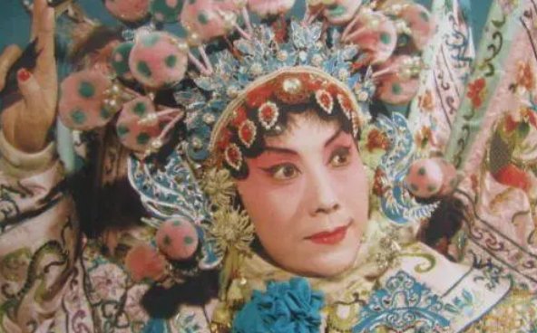 不让须眉的巾帼是什么意思