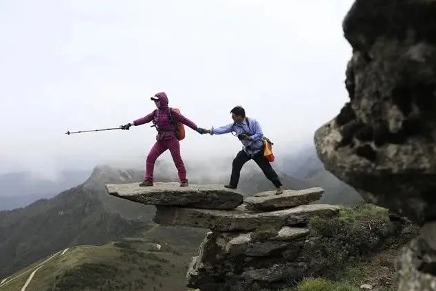 黔南一网红打卡点:多人悬崖边踩巨石用力摇晃!其行为是否有安全隐患?