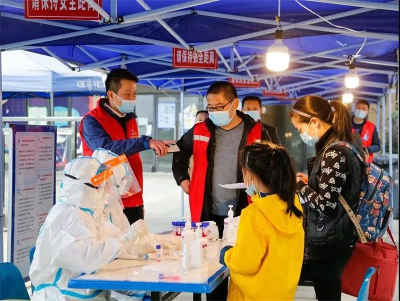 成都疫情仍处高位运转，当地居民的生活因此受到了哪些影响？