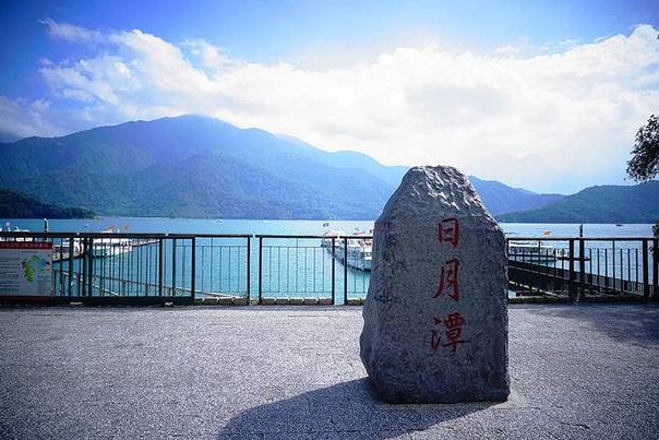 日月潭潭底龟裂成块状，造成该现象的主要原因是什么？还能修复吗？