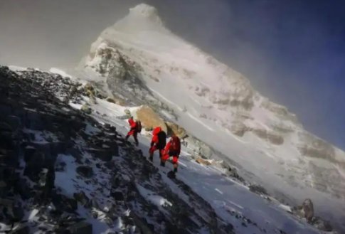 五星红旗再次飘扬在珠峰之巅，科考队为此都付出了什么？