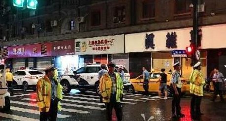 上海南京东路一招牌脱落砸中路人了吗？