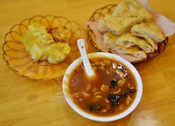 胡辣汤店老板因摘掉“逍遥镇”门头哭了，你能理解老板的心情吗？