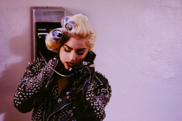 LadyGaga演唱会现场爬到男粉丝身上唱歌，结果发生了什么样事情？