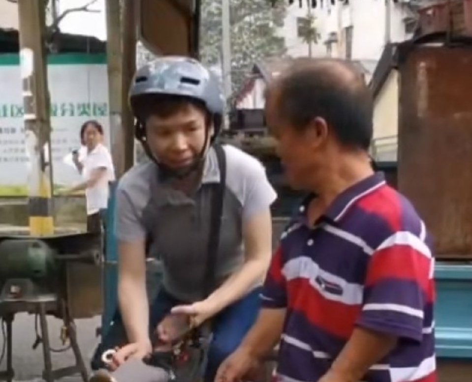 供养女考研袖珍爸爸婉拒捐款，他为何拒绝别人的善意？