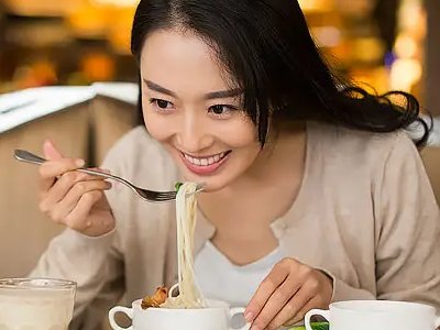 男子做上门女婿7年,委屈哭诉:吃饭都不允许上桌!你是否同情其遭遇?