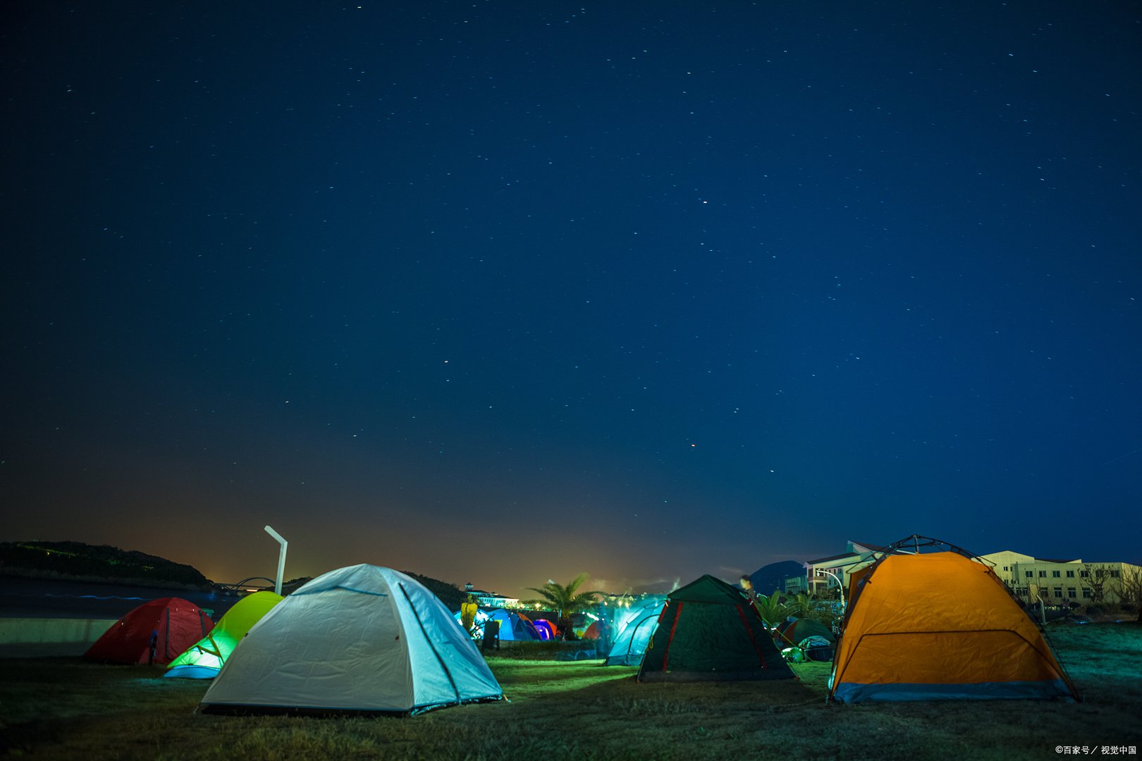 山东女子带娃户外露营，帐篷遭羊群包围，最终是如何脱困的？