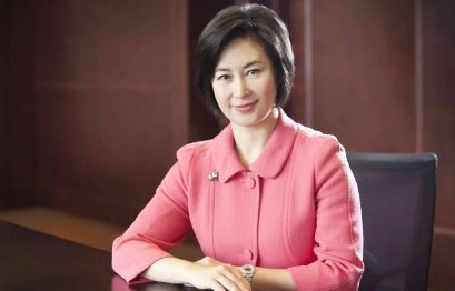 赌王二太太，14岁嫁给赌王，大女儿何超琼成赌王接班人，蓝琼缨如今怎样？