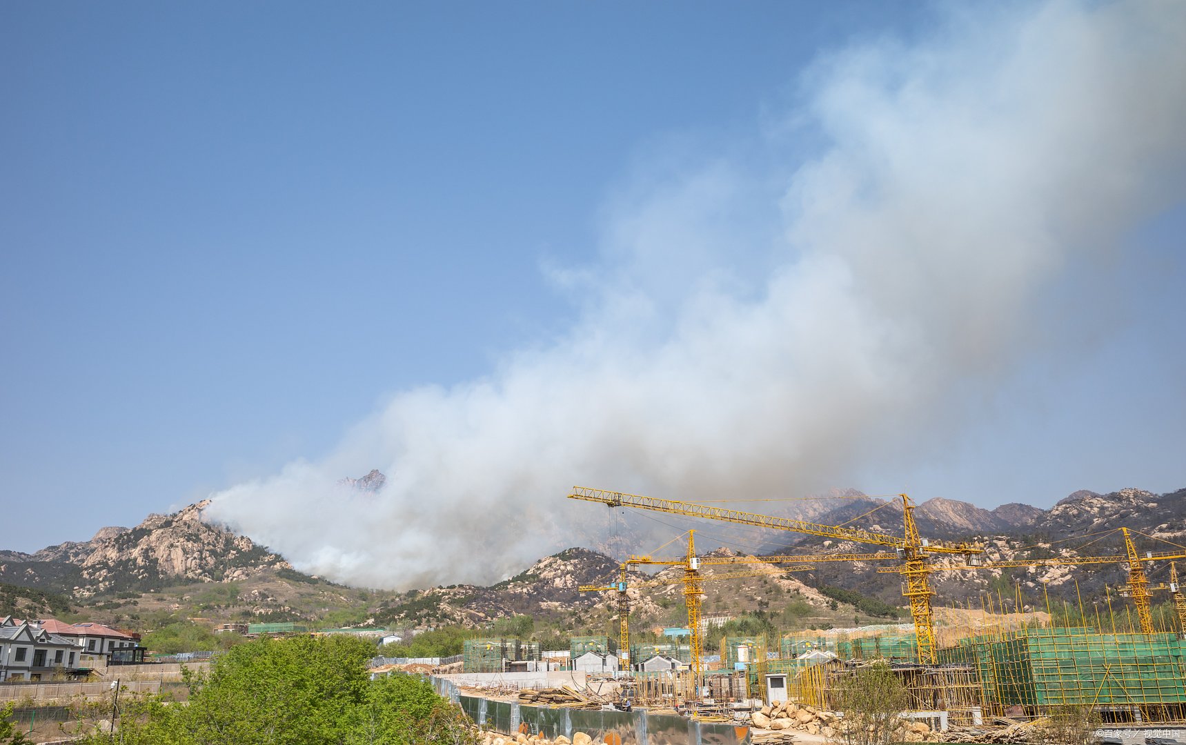 云南大理5小时内两地突发山火，调派七百余人救援，为何山火难以熄灭？