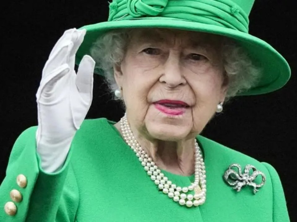 96岁英国女王去世，阿根廷主持人在节目现场开香槟庆祝，他为何会这么做？