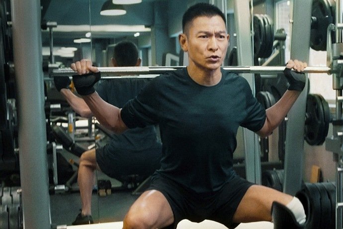 在《拆弹专家》中，刘德华“瘸腿”的秘密是什么？