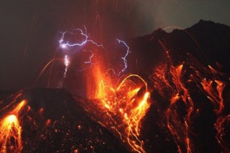 在喷发的火山烤香肠这也太厉害了吧，火山喷发是由什么引起的？