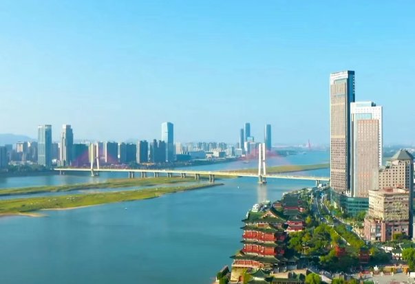 滕王阁序中物华天宝人杰地灵形容的是哪个城市