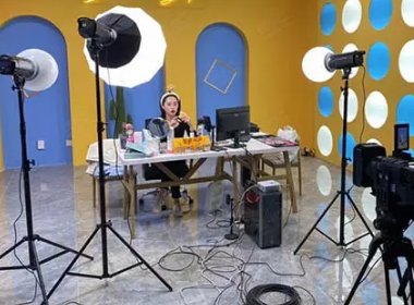 少年打赏主播4万元全部追回，还获赠一套试卷！家长该如何正确引导孩子？