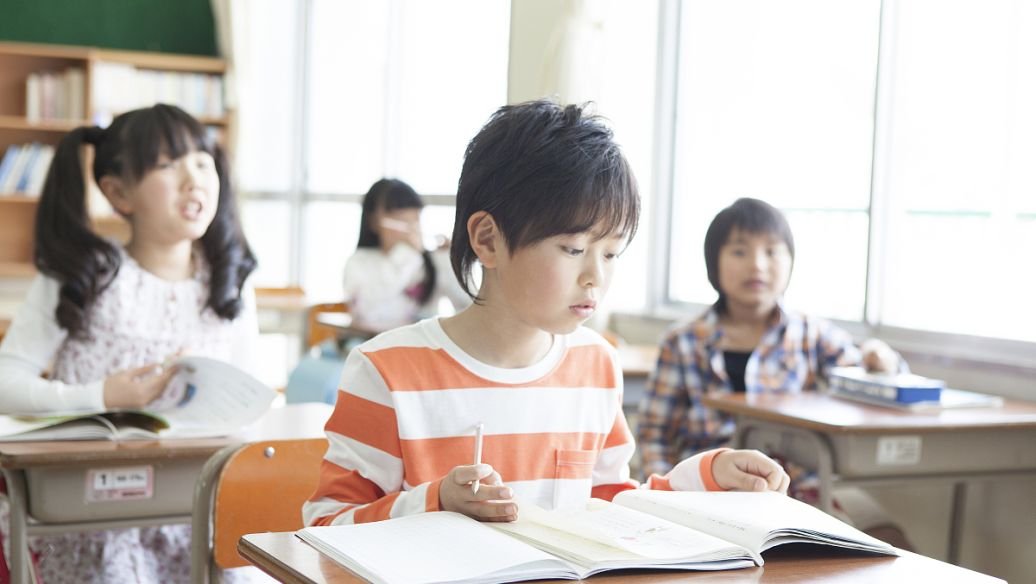 广西南宁千名学生跳扁担舞,学生该如何做到学娱互补?