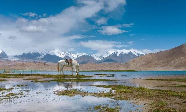 帕米尔高原神秘湖泊，相传有毒龙作祟，是真是假？