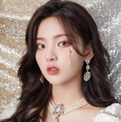 杨超越怒斥偷拍，辟谣恋情后现身，对此你怎么看呢？