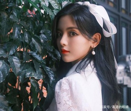 杨超越怒斥偷拍，辟谣恋情后现身，对此你怎么看呢？