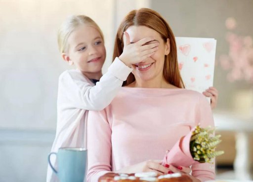 妈妈感谢女儿送的生日礼物