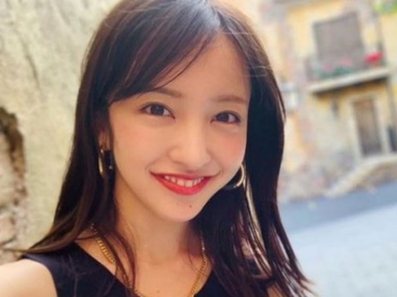 板野友美在综艺节目中宣布自己怀孕的消息，她的男友有何背景？