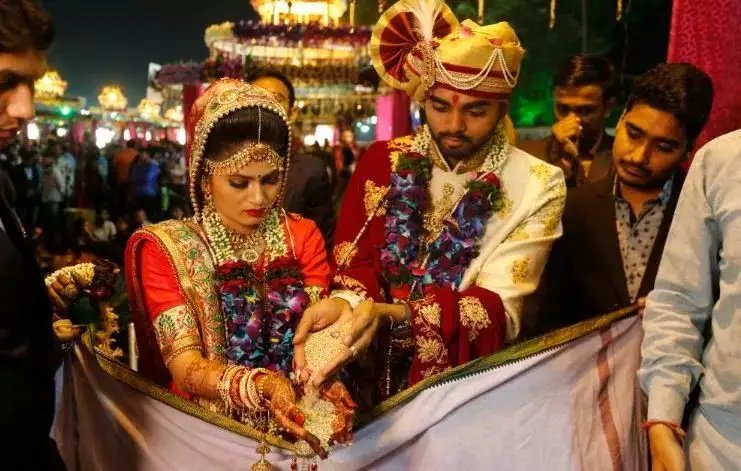 婚礼停电惹祸，印度姐妹花“摸黑嫁错郎”，类似的情况该如何避免？