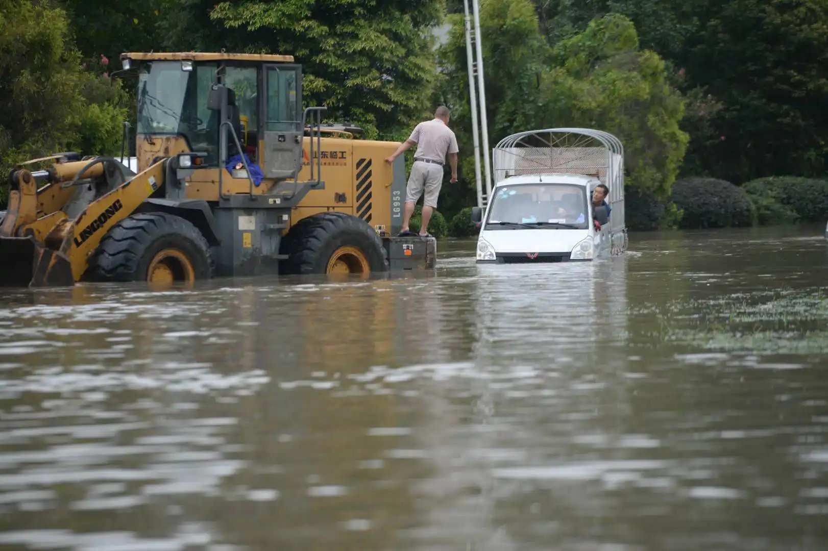 彭州山洪发生前，管理人员大喊跪求大家快走，为何依旧被无视？