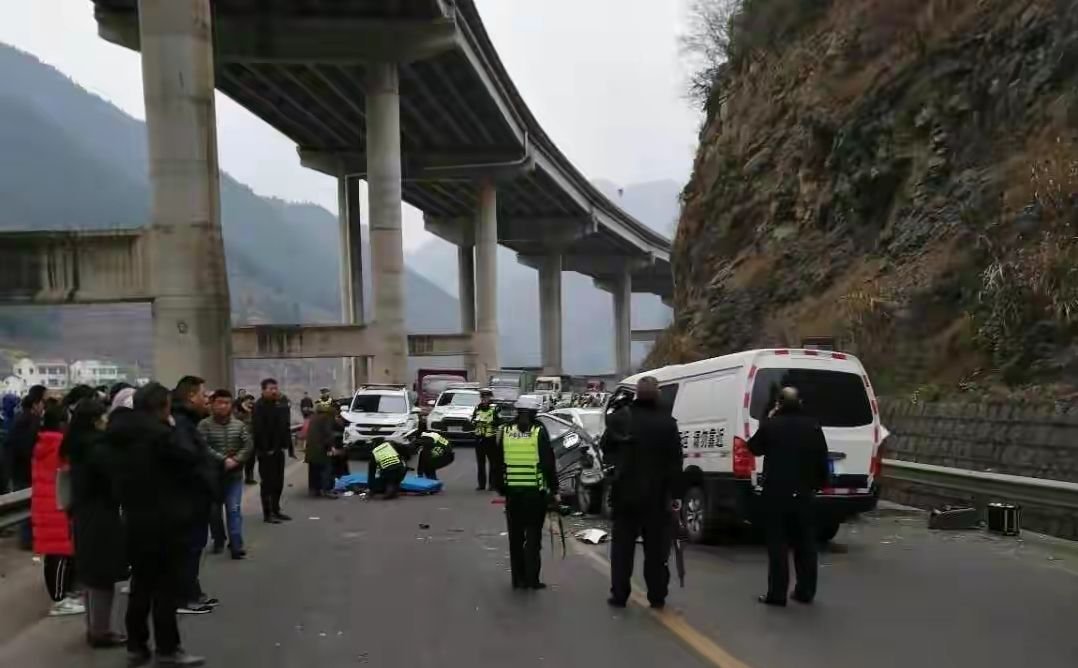 广元一私家车与运钞车相撞，致1死7伤，导致事故的原因是什么？