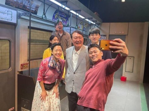 韩总统休假开心看戏剧，不见佩洛西，可能的原因是什么？