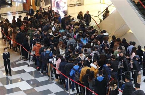 黄牛餐厅代排队月入2万，为何代排队的市场会这么大？