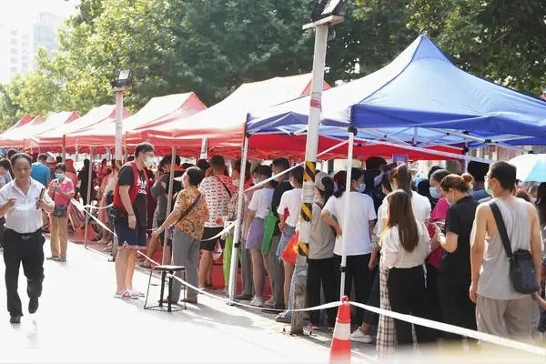 南京男童排队测核酸后感染，核酸检测时我们该注意什么？