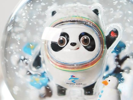 冰墩墩外壳突然发黄，厂家回应无法避免，怎么回事？