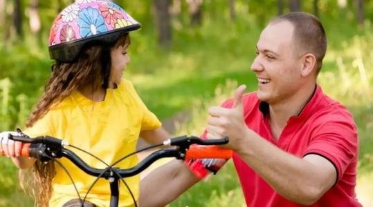 王丽坤在新的小组很开心，赞美式教育更容易让人接受吗？