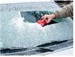 哈尔滨一汽车车窗结冰，司机用铁头功一头撞破，汽车窗户结冰该如何处理？