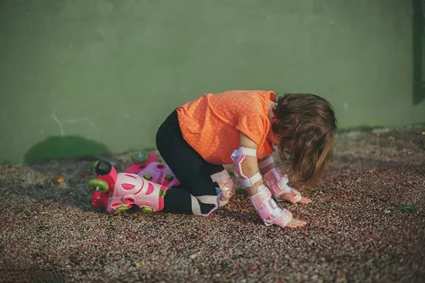 西安大妈带孩子时拉着童车转圈导致孩子摔倒，她的做法有哪些不妥？